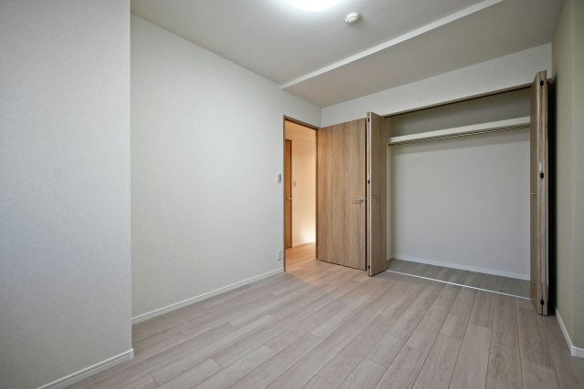 ルネ伊丹ガーデンスクエアの洋室|-洋室6.5帖-
豊富な収納スペースがあることでスッキリとした居住空間が叶います。