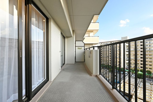 ルネ伊丹ガーデンスクエアのバルコニー|お天気の良い日にはバルコニーに出てグッと伸びをしたり、深呼吸をしてリフレッシュもいいですね！