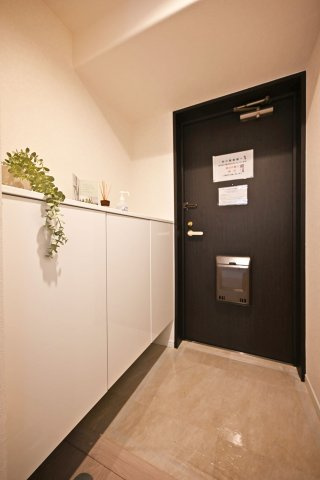 ルネ伊丹ガーデンスクエアの玄関|玄関にはシューズボックスつきなので、家族の靴もすっきり収納できます。
