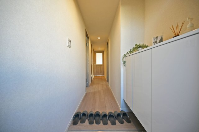 ルネ伊丹ガーデンスクエアの玄関|玄関収納の上にはお気に入りのインテリアも置くことが出来ます◎
