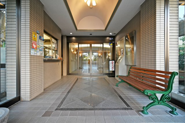 ルネ伊丹ガーデンスクエアのエントランス|マンションを印象付ける大切な場所のエントランスは、明るく・清潔感が溢れ広々としています。
