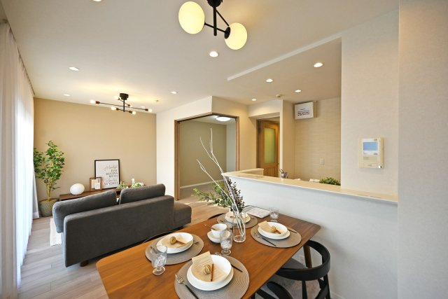 ルネ伊丹ガーデンスクエアの居間・リビング|一日の中で多くの時間を過ごすことになるリビングダイニングです。
爽やかな通風と採光を存分に感じることが出来る空間です◎
