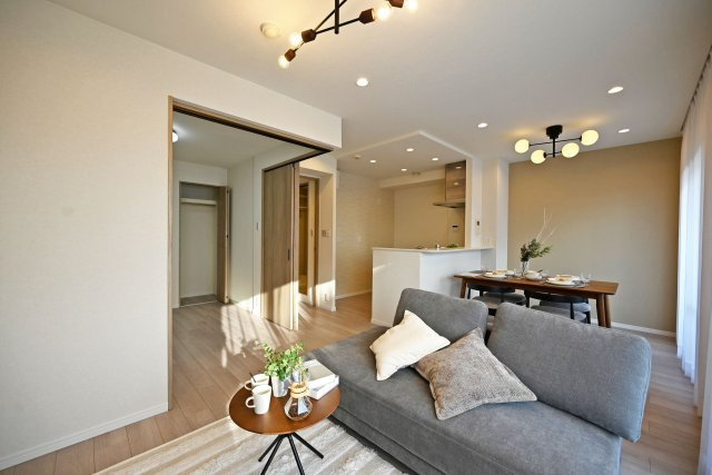 ルネ伊丹ガーデンスクエアの居間・リビング|落ち着いた色調のアクセントクロスはデザイン性だけでなく、空間の広がりも感じられます。
