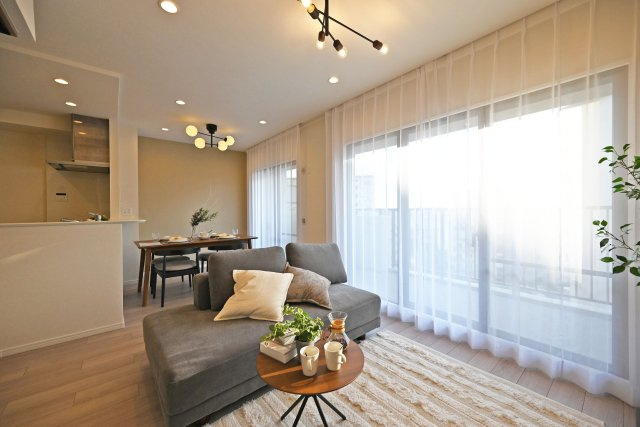 ルネ伊丹ガーデンスクエアの居間・リビング|LDKは約13.2帖の広さを確保しており、ゆったりとご家族団らんのひと時を過ごすことができます。
