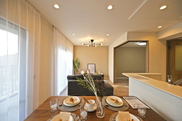 ルネ伊丹ガーデンスクエアの居間・リビング|リビングは家族全員の集まる憩いの場。この場所を通じて家族の楽しい会話が聞こえてきそうなリビングですね♪