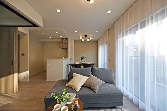 ルネ伊丹ガーデンスクエアの居間・リビング|豊かな陽光が射し込み、風を誘い、そして吹き抜けていくLDKは快適で爽やかな空間です◎
