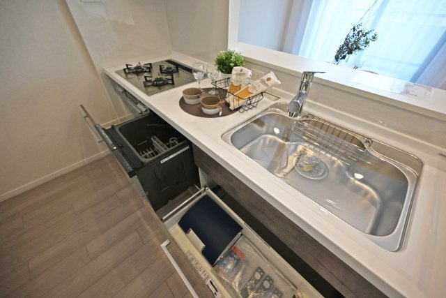 ルネ伊丹ガーデンスクエアのキッチン|収納豊富×機能性充実のシステムキッチン◎大きな鍋などもゆったりと収納いただけます。
食洗器もビルトインしており、効率の良い家事が実現する設備で小さなお子様のいるご家庭の大きな手助けをいたします。
