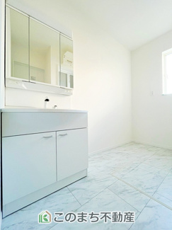 【独立洗面台】 | ハートフルタウン東武江曽島駅1期　A号棟 | 脱衣所は広々としておりますので、お子様のお着替えもストレスなくできます！
