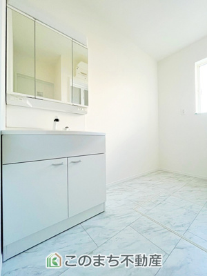 【独立洗面台】 | ハートフルタウン東武江曽島駅1期　A号棟 | 脱衣所は広々としておりますので、お子様のお着替えもストレスなくできます！
