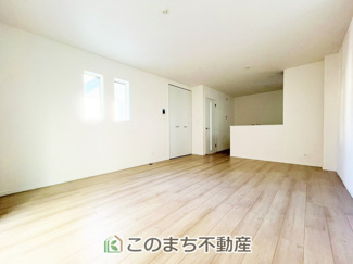 【居間・リビング】 | ハートフルタウン東武江曽島駅1期　A号棟 | オープンでのびやかな空間を生み出す、こだわりの広がりとゆとり。家族と過ごす時間を大切にしたい方にぴったりの明るくゆとりある住空間です。
