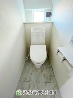 【トイレ】 | ハートフルタウン東武江曽島駅1期　A号棟 | 小窓から換気ができて清潔なトイレスペース☆温水洗浄便座搭載です！
