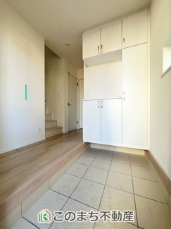 【玄関】 | ハートフルタウン東武江曽島駅1期　A号棟 | 大きなシューズボックスを完備しております！玄関スペースを有効に活用できますね！
