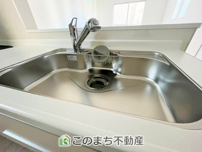 【設備】 | ハートフルタウン東武江曽島駅1期　A号棟 | ビルトイン型浄水器を内蔵したキッチン水栓。お米を研いだり、野菜を洗ったりするときなど用途に応じてワンタッチで浄水に切り替えが可能です。カートリッジ式なので、フィルターを簡単に交換する事が出来ます。
