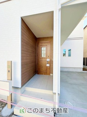 【玄関】 | ハートフルタウン東武江曽島駅1期　A号棟 | 玄関周りは家の顔！スタイリッシュな玄関が特徴です！
