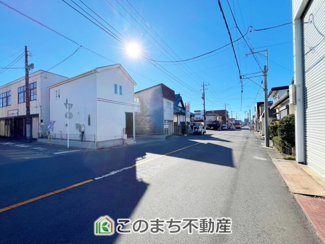 ハートフルタウン東武江曽島駅1期　A号棟の前面道路含む現地写真|前面道路は広々としてます！運転が苦手な方でもお車の出し入れ簡単で安心です☆
