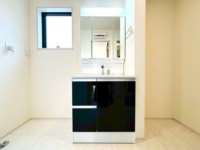 リーブルガーデン　本巣郡北方町北方第3　全1区画分譲の独立洗面台|洗面化粧台 幅 750mm、軽く割れにくい洗面ボールと場所をとらないコンパクト設計の本体キャビネットです。
ミラー扉の内側は全て収納スペースです。リフトアップシャワーを採用し両手が自由に使えます