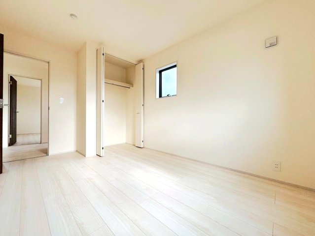 リーブルガーデン　本巣郡北方町北方第3　全1区画分譲の洋室|全居室にたっぷり収納できる大型クローゼット、居室部分の窓ガラスには間に空気層を設けたペアガラスを採用。
高い断熱性と共にガラス面の結露対策にも効果を発揮します。