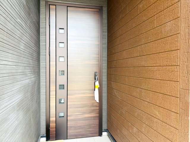 リーブルガーデン　本巣郡北方町北方第3　全1区画分譲の玄関|【ピッキング防止機能付き玄関ドア錠】玄関ドアの鍵は上下に２つあり、内側の下段は脱着サムターンキー。
鍵を不正に開錠されても、もう１つの鍵でピッキングを防ぎます。防犯性の高い仕様になっています。