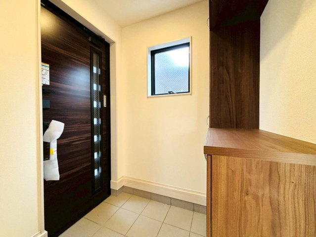 リーブルガーデン　本巣郡北方町北方第3　全1区画分譲の玄関|大容量のシューズ収納付きで玄関周りもすっきり！玄関ドアからの光が玄関ホールを明るくしてくれます。