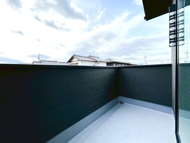 リーブルガーデン　本巣郡北方町北方第3　全1区画分譲のバルコニー|バルコニーは南向きで洗濯物もよく乾きます！強度と表面積硬度を持つFPRで防水しています。