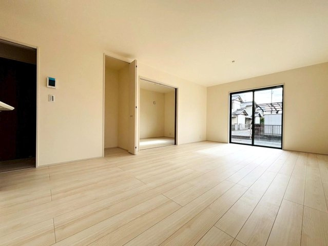 リーブルガーデン　本巣郡北方町北方第3　全1区画分譲の居間・リビング|明るい日差しをふんだんに取り込んだリビングダイニングは家族の笑顔につつまれた素敵な空間になります。
一建設の家は精度が高く丈夫な工法を採用し、「住宅トップランナー基準」に対応しています。