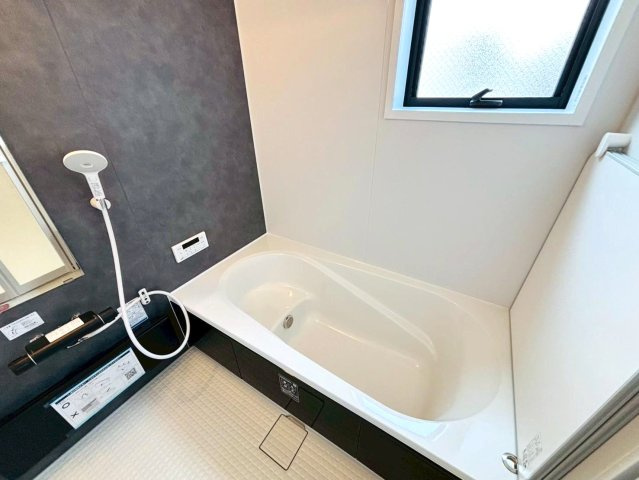 リーブルガーデン　本巣郡北方町北方第3　全1区画分譲の浴室|明るく清潔感がある浴室。浴槽は環境にやさしい節水タイプ。浴槽内ステップで半身浴、親子入浴も安心です。
洗い場の床は乾きやすく滑りにくい快適仕様、水はけが良くカビの発生を軽減できます。
