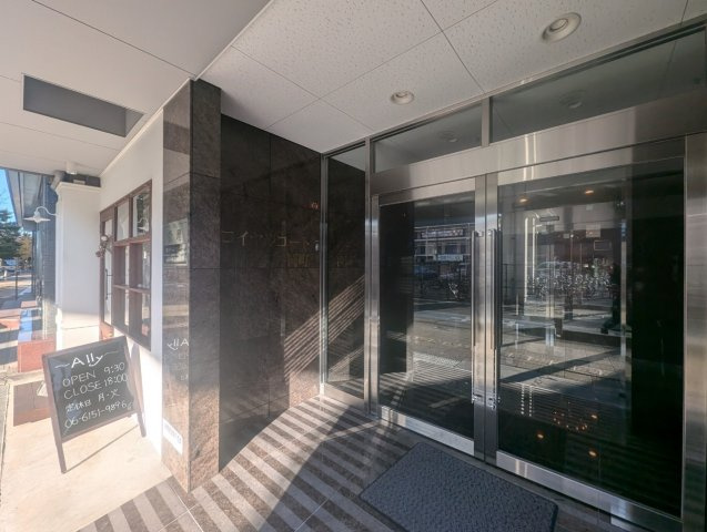 ロイヤルコート岡町のエントランス