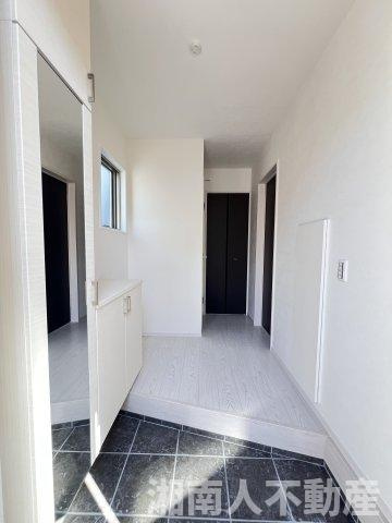 藤沢市善行坂２丁目３８９８－１５５新築戸建ての玄関|明るい玄関です