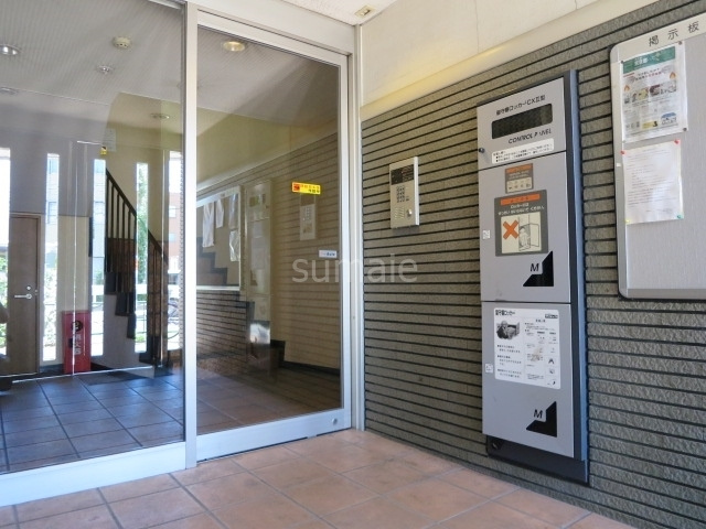 秀華五番館のエントランス|宅配ボックスもあります♪