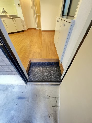 シャトル小茂根の玄関