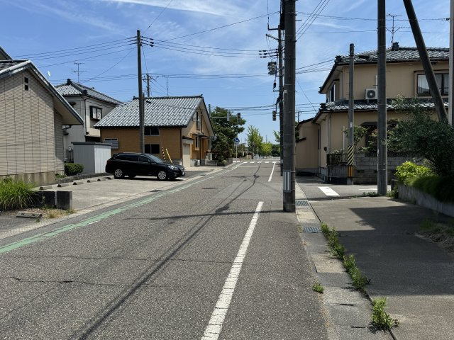 東区粟山4丁目　土地　2区画の前面道路含む現地写真