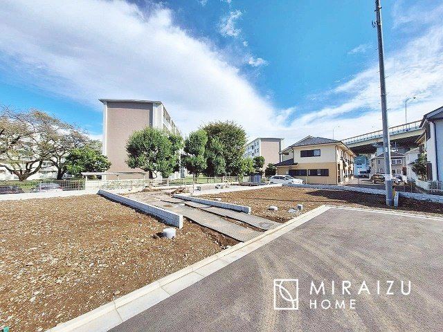 【外観】 | 青く澄み渡った綺麗な空と、陽の光をたっぷりと受ける、そんな新築住宅で新生活をスタートしてみませんか？見学・ご相談等、ミライズホーム(株)までお気軽にご連絡下さい。