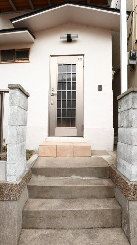 五色山2丁目貸家のエントランス