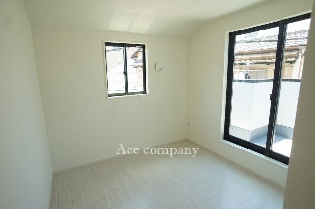 【子供部屋】 | 東大阪市菱屋西5丁目　【2号棟/全2棟】 | 【2階：西側洋室5帖】バルコニーに面したお部屋です☆
