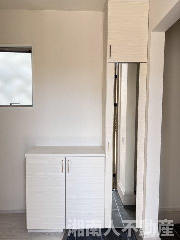 藤沢市善行坂２丁目３８９８－１５５新築戸建ての玄関|明るい玄関です