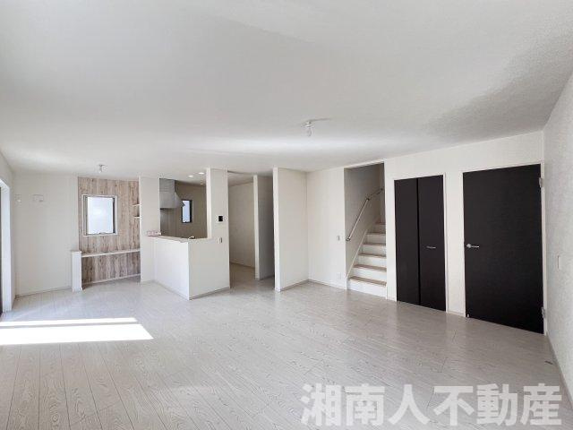 藤沢市善行坂２丁目３８９８－１５５新築戸建ての居間・リビング|こちらのリビングで趣味の時間をお楽しみください