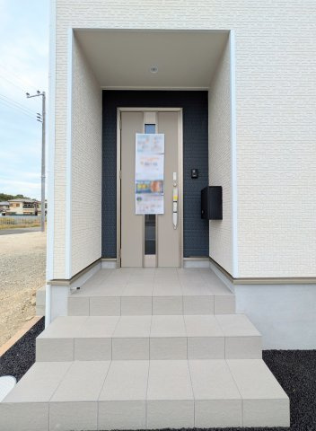 明石市大久保町谷八木新築戸建２号棟の玄関