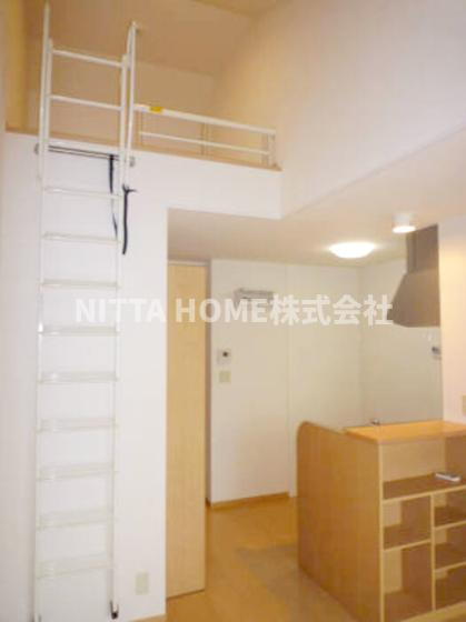 ボヌールメゾンの居間・リビング|ロフトがついている１０．７帖の広めのリビング◇