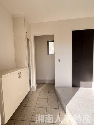 藤沢市善行坂２丁目３８９８－１５５新築戸建ての玄関|収納もある玄関です