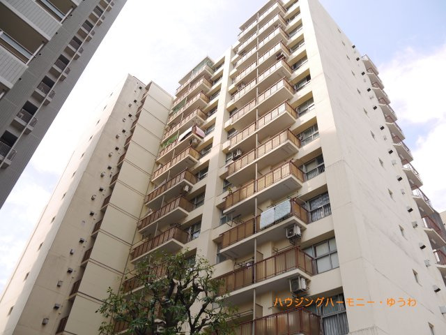 【外観】 | 新大塚共同住宅 | 耐震基準適合のマンションです！陽光浴びる外観がシンプルな外観をより際立たせ、人々の記憶に存在感を植え付けます。