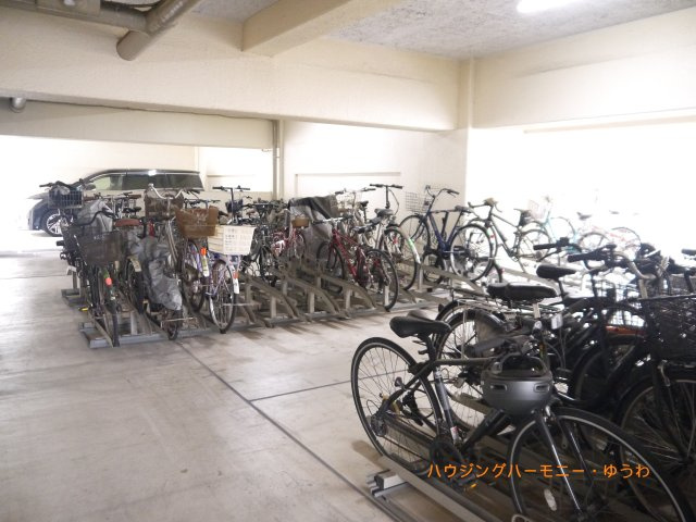 【駐輪場】 | 新大塚共同住宅 | 屋根付きの駐輪場となっていますので、雨の日でも大切な自転車が濡れずに済みます。