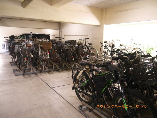 【駐輪場】 | 新大塚共同住宅 | 屋根付きの駐輪場となっていますので、雨の日でも大切な自転車が濡れずに済みます。