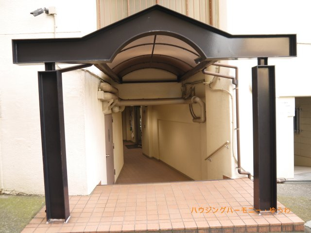 【エントランス】 | 新大塚共同住宅 | 清廉とされたエントランスになっています。