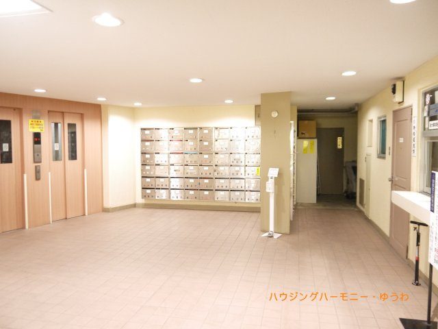 【その他共用部分】 | 新大塚共同住宅 | 清潔感と歓迎感があるエントランスホールとなります。