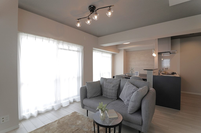 【居間・リビング】 | ライオンズマンション城東緑橋 | 【LDK：約13.5帖】南向きのリビング＆ダイニングです☆