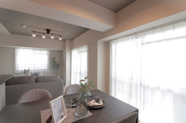 【居間・リビング】 | ライオンズマンション城東緑橋 | 【LDK：約13.5帖】レースカーテン付きです☆