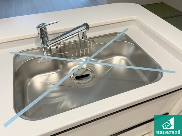 加古川市加古川町北在家　第4期　新築一戸建ての独立洗面台|清潔感のある洗面台です。フラットな鏡は掃除がしやすく毎日清潔！ホースは引き出して使えるので洗顔やお掃除の際に便利です！