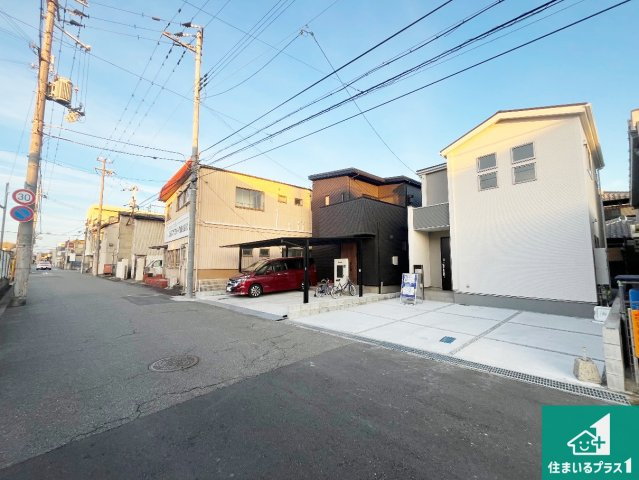 加古川市加古川町北在家　第4期　新築一戸建ての前面道路含む現地写真|周辺は閑静な住宅街！前面道路広々で車の出し入れも便利です。駐車が苦手な方でも安心して車庫入れできます！