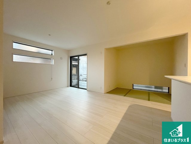 加古川市加古川町北在家　第4期　新築一戸建ての居間・リビング|日当たり良好の明るいリビングで朝の目覚めもスッキリできそう！対面キッチンでご家族のコミュニケーションも自然と増える設計！小さなお子様が遊ぶスペースを作っても広々とくつろげるLDK！