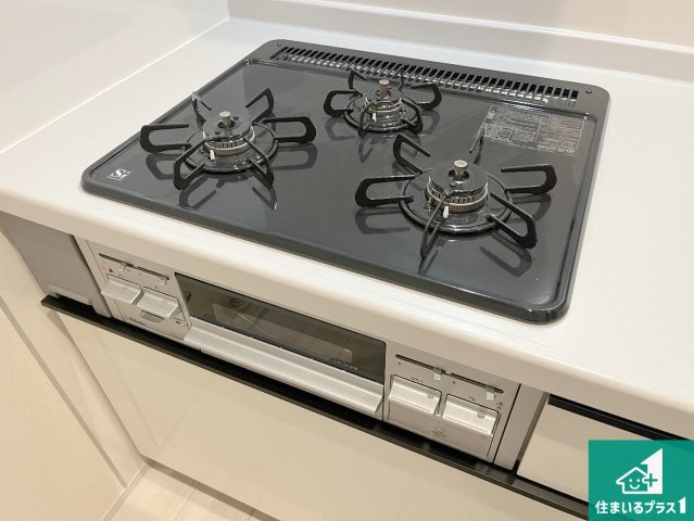 加古川市加古川町北在家　第4期　新築一戸建ての設備|ダブル高火力Ｓｉセンサー付きコンロ！３口あるので、まとめて料理をする時も大活躍！